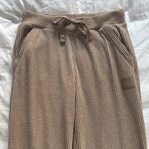 ALO Yoga Women’s Brown Ribbed Joggers